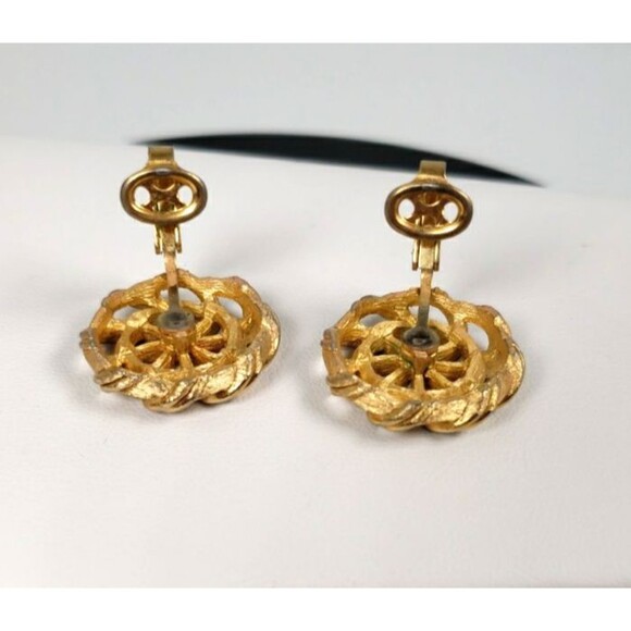 Vintage Signed Crown Trifari Gold Tone Round Pinwheel Clip-On Earrings - Picture 10 of 11